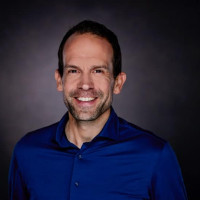 Portretfoto van Roelof Jan Vochteloo